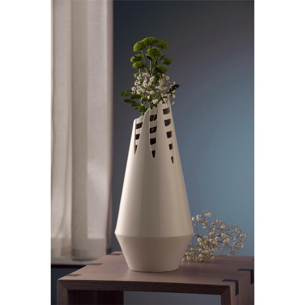 BELLEEK LIVING HORSETAIL VASE BY WENDY WARD - A & M News and Gifts