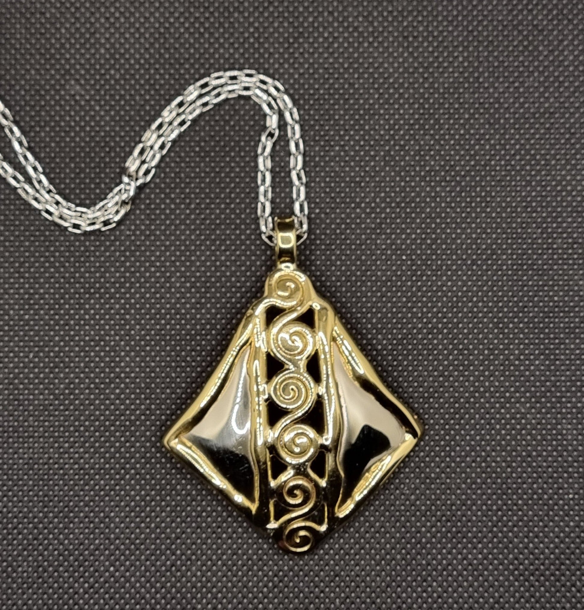 Celtic Chain & Pendant - A & M News and Gifts